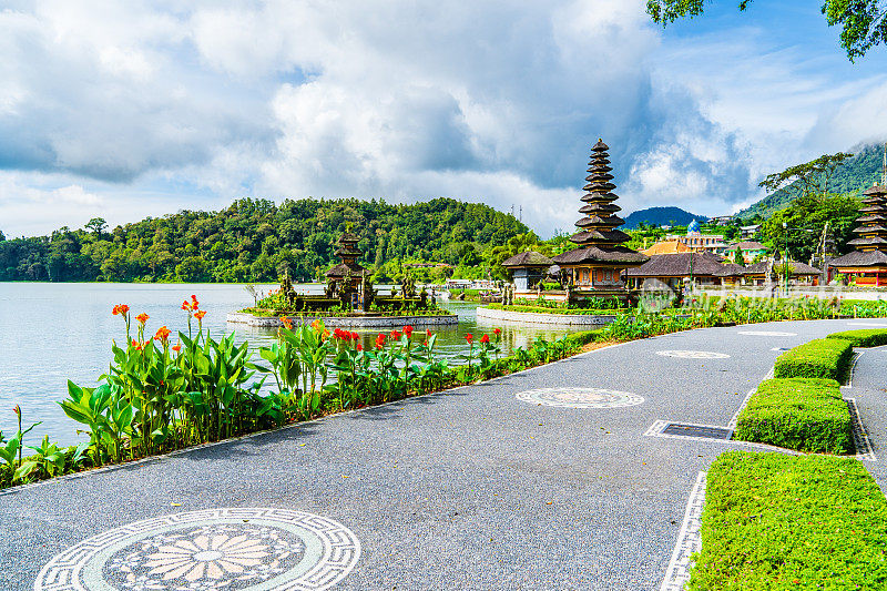 Pura Beji Ulun Danu在巴厘岛的水寺庙工作